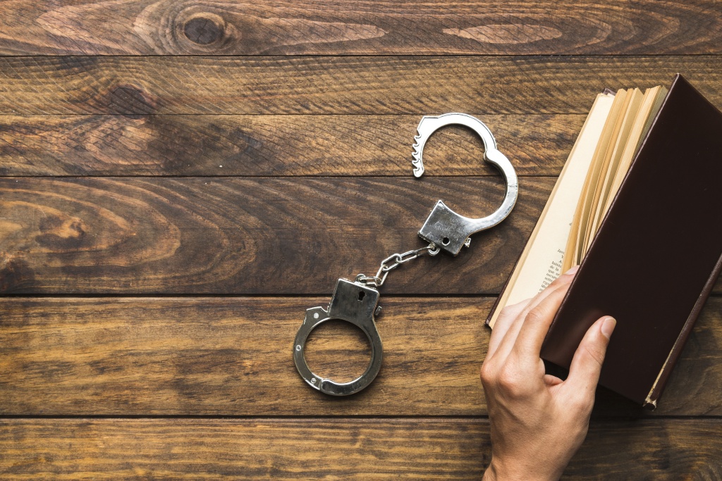 top-view-hand-opening-book-with-copy-space.jpg стол