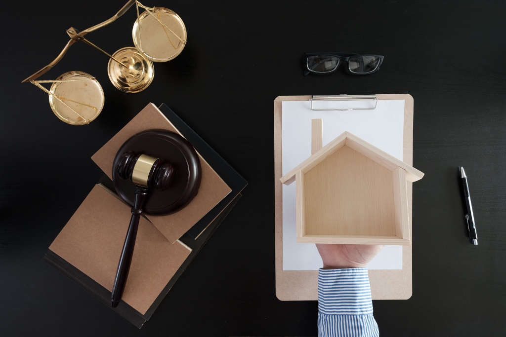 protection-regulation-home-insurance-law-justice.jpg весы